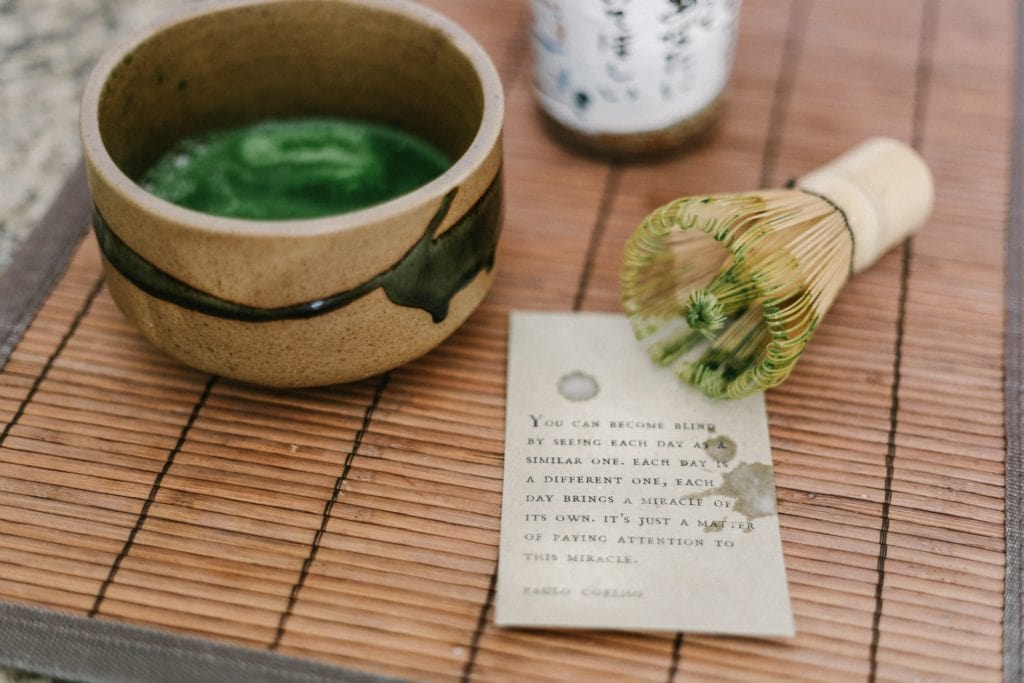thé matche en poudre dans un bol japonais avec fouet en bambou