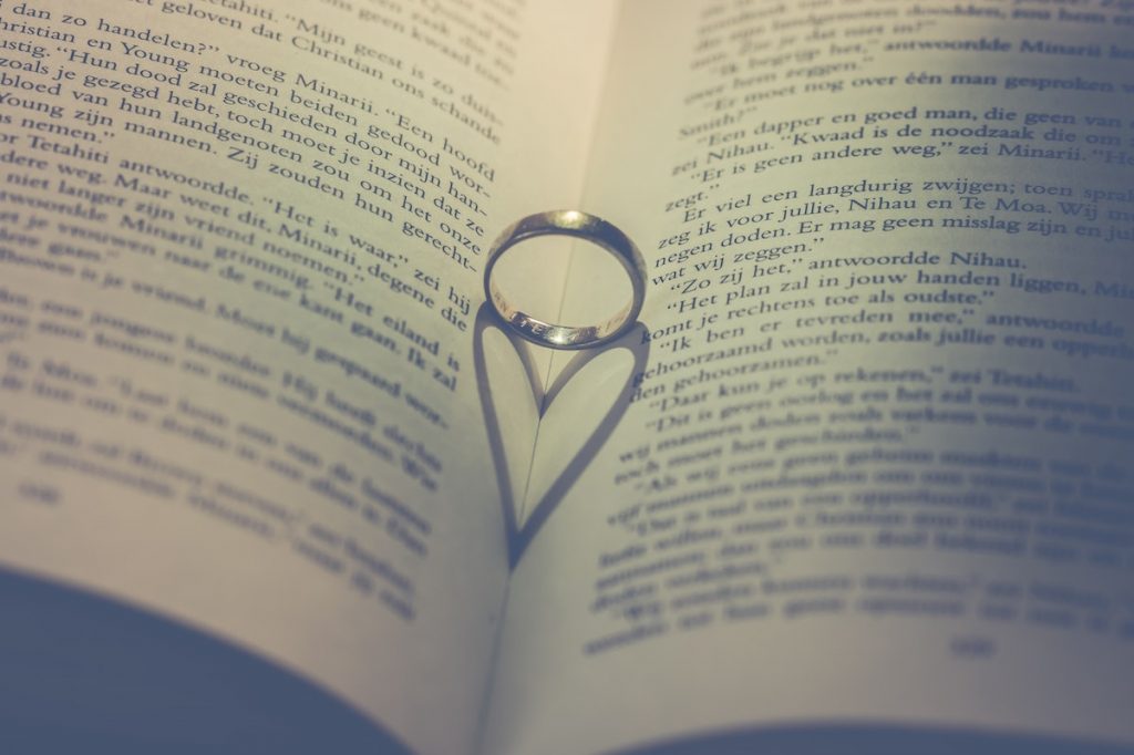 Bague au milieu d'un livre, formant une ombre en coeur